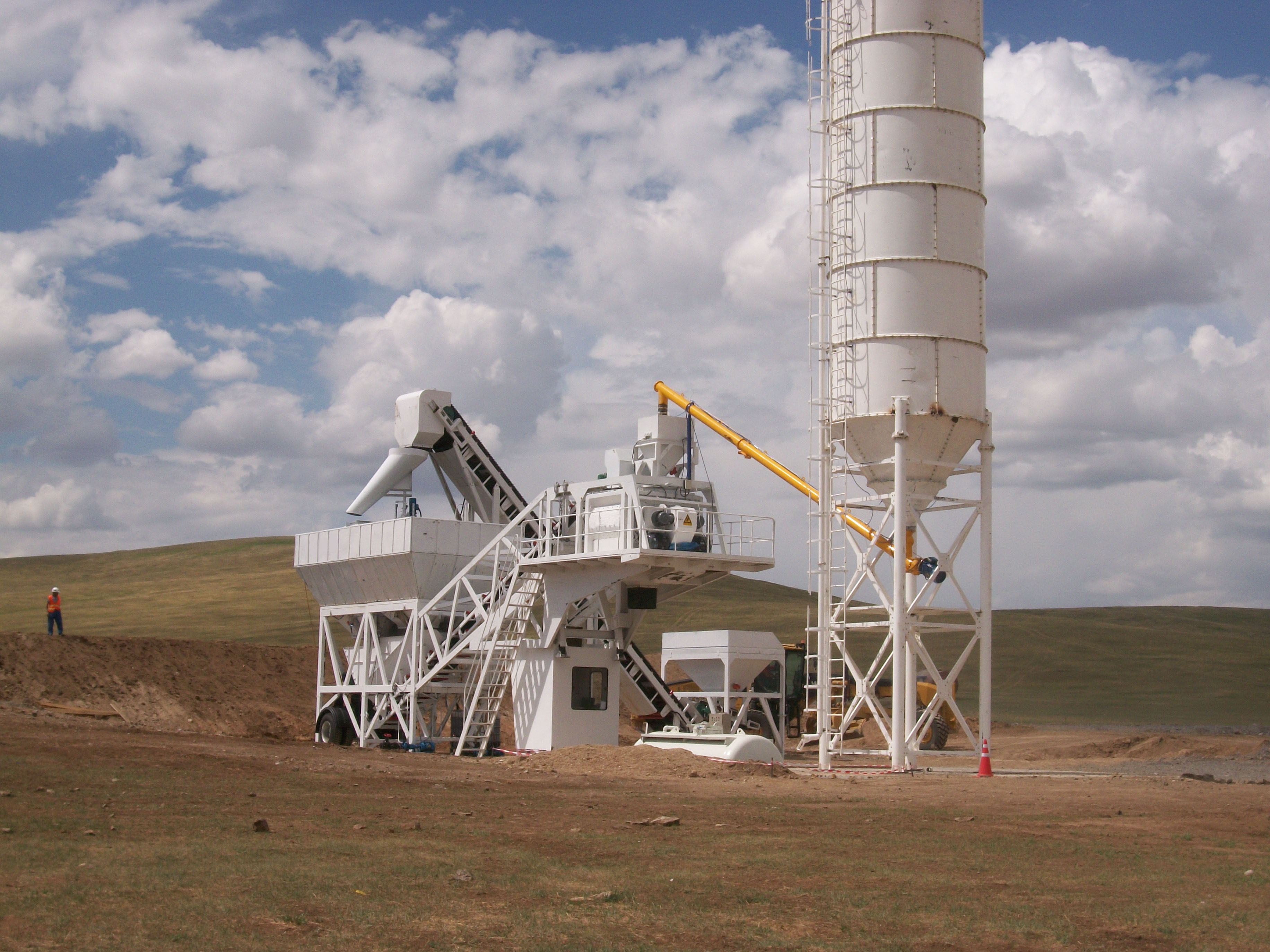 What advantages does ready mix mobile concrete batching mixing plant have?