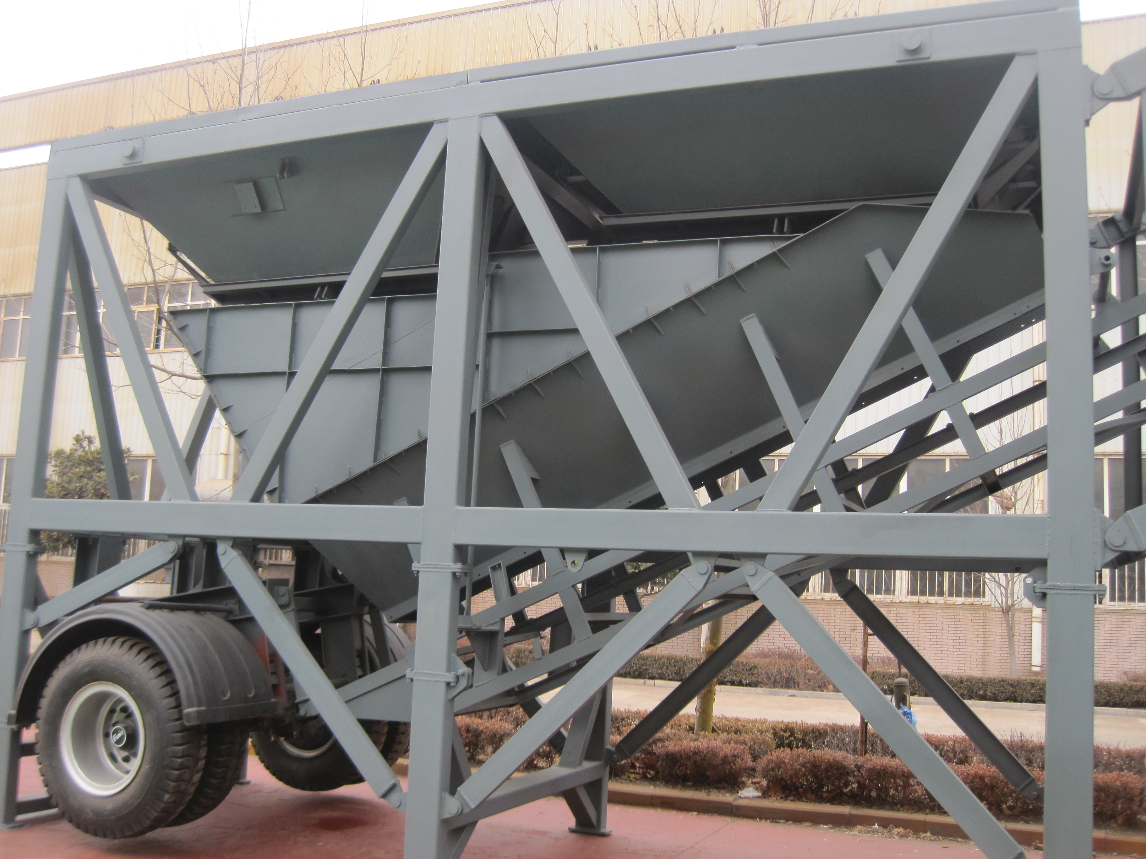 What advantages does ready mix mobile concrete batching mixing plant have?