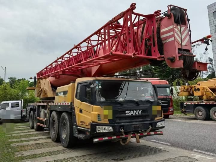What are the parts of a crane truck?